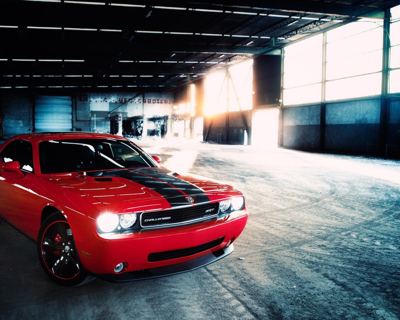 Красный Dodge challenger