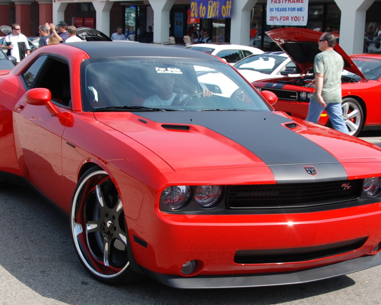 Красный Додж на улице