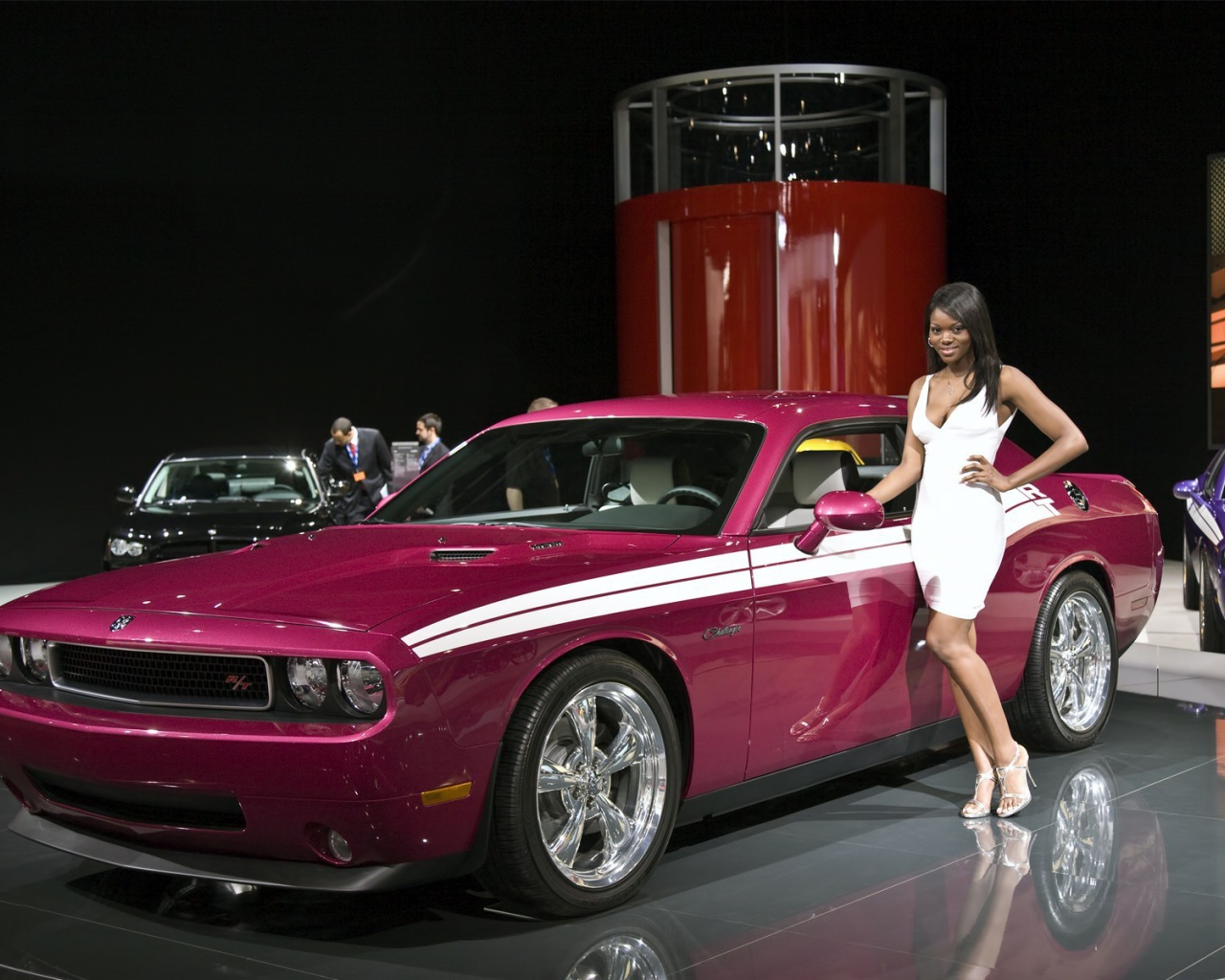 Розовый автомобиль Додже