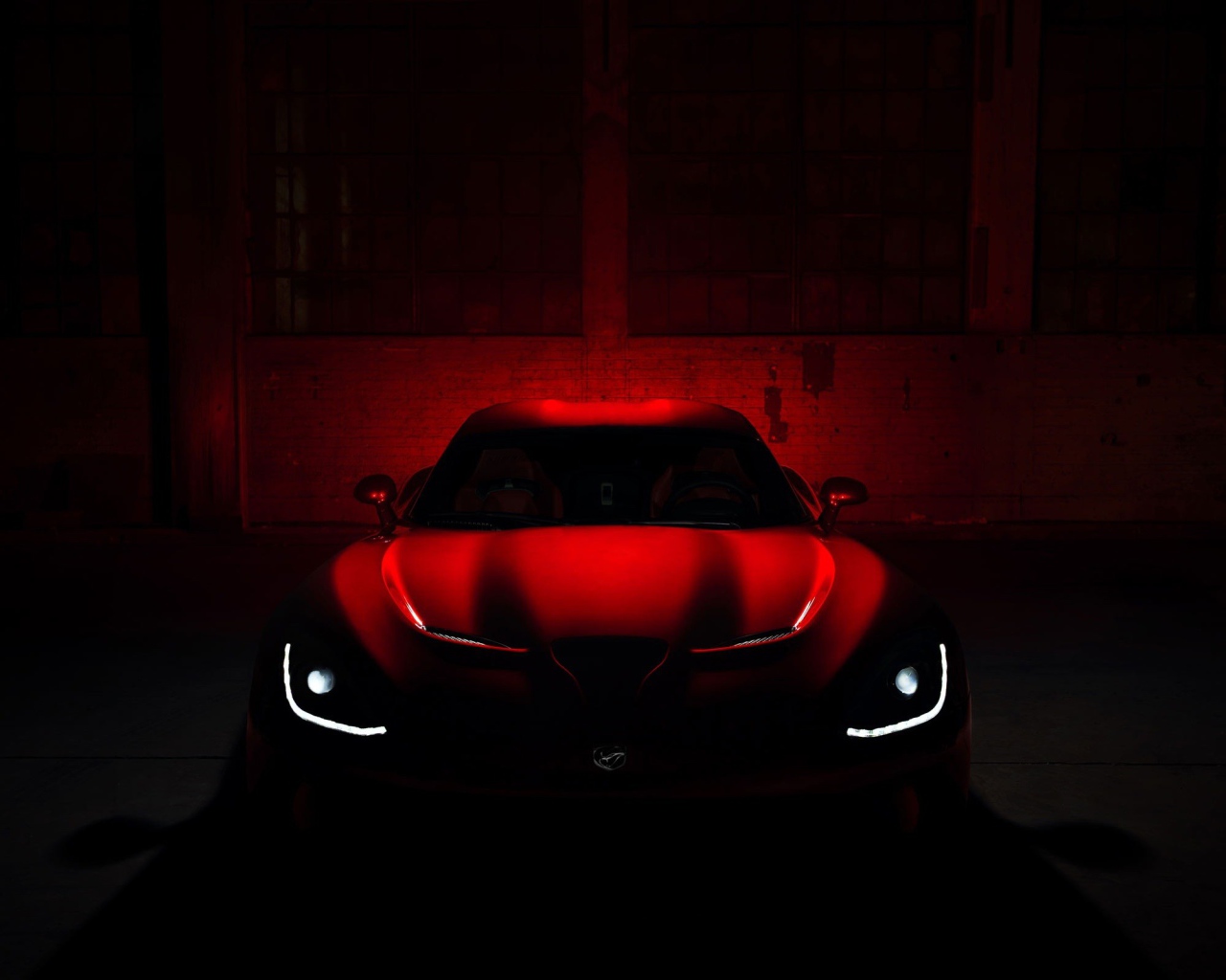 Автомобиль Додж в темноте