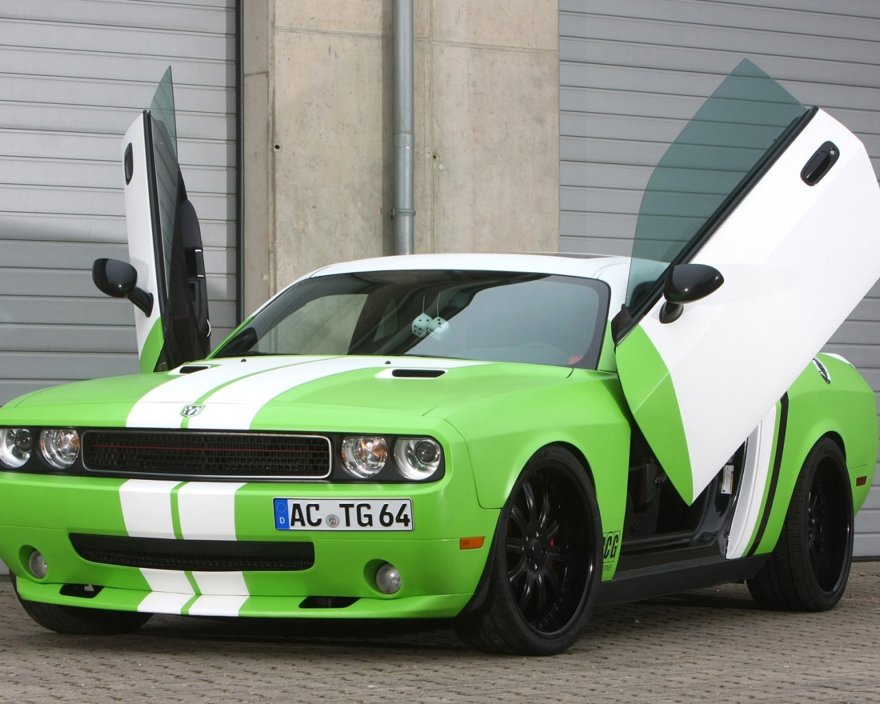 Зеленый Додж челенжер