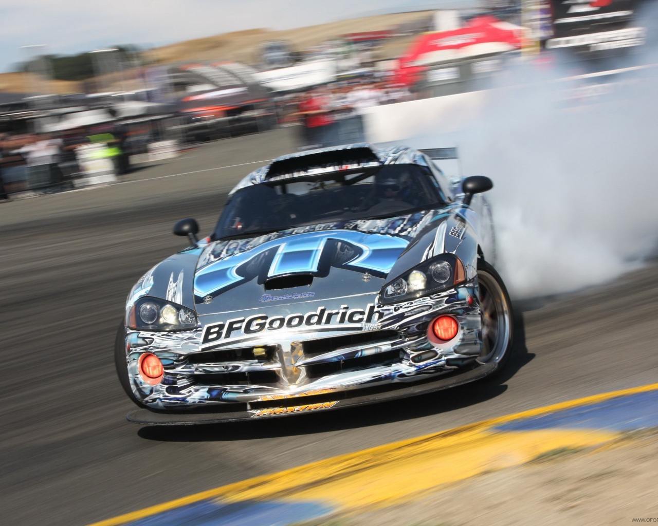 Додж випер на заносе