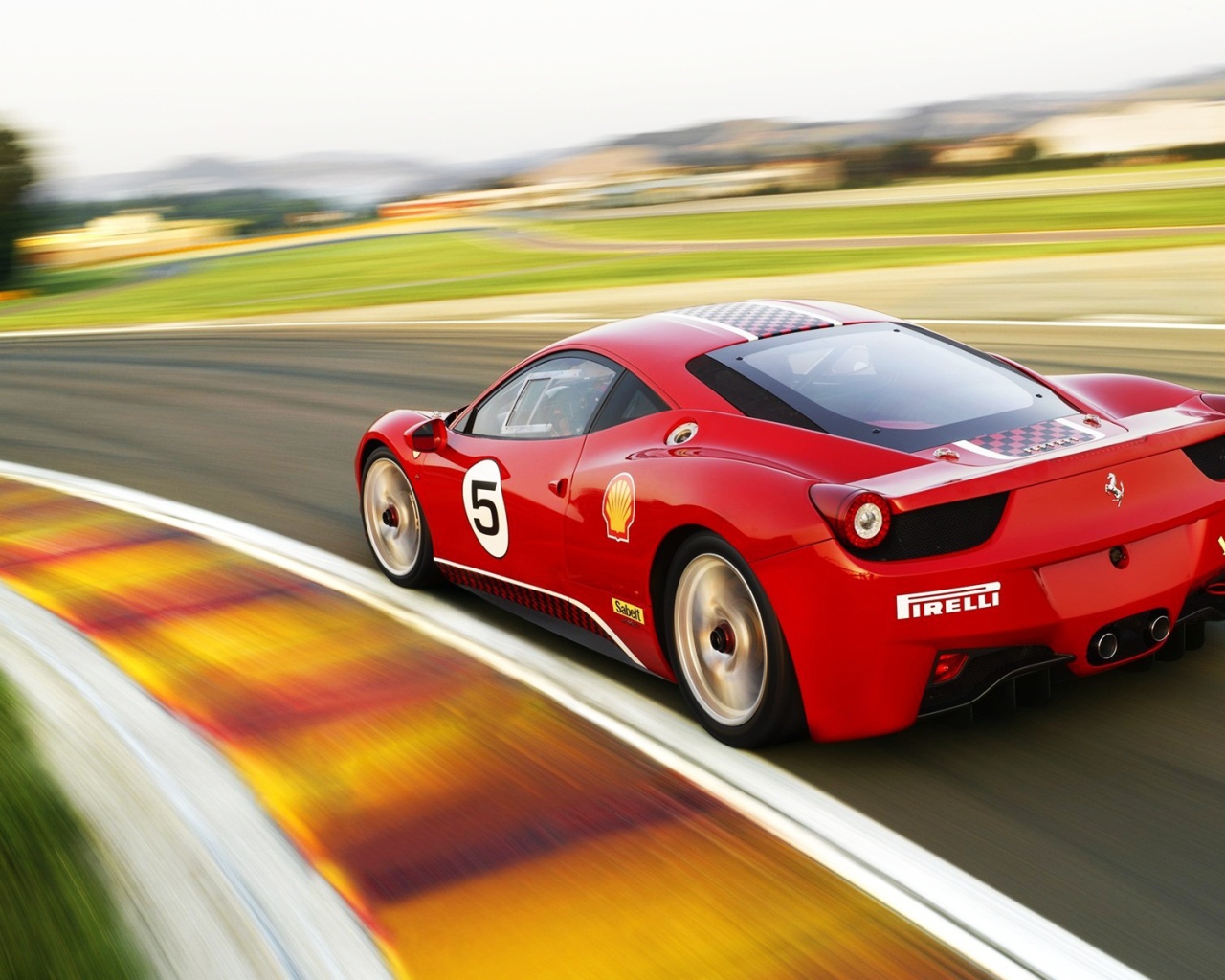 Красный Ferrari 458 Challenge