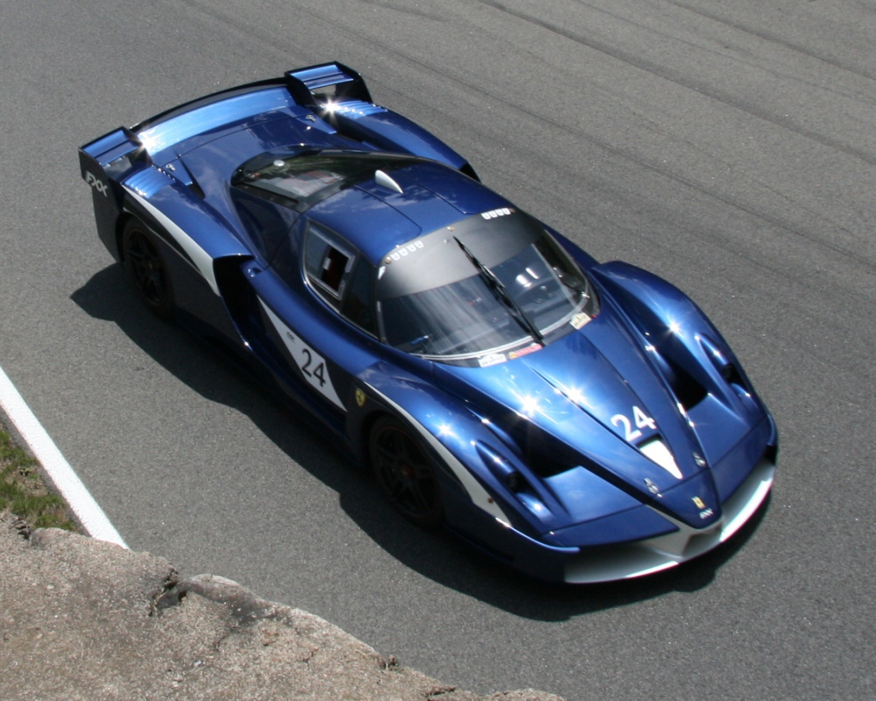 Синий Ferrari FXX