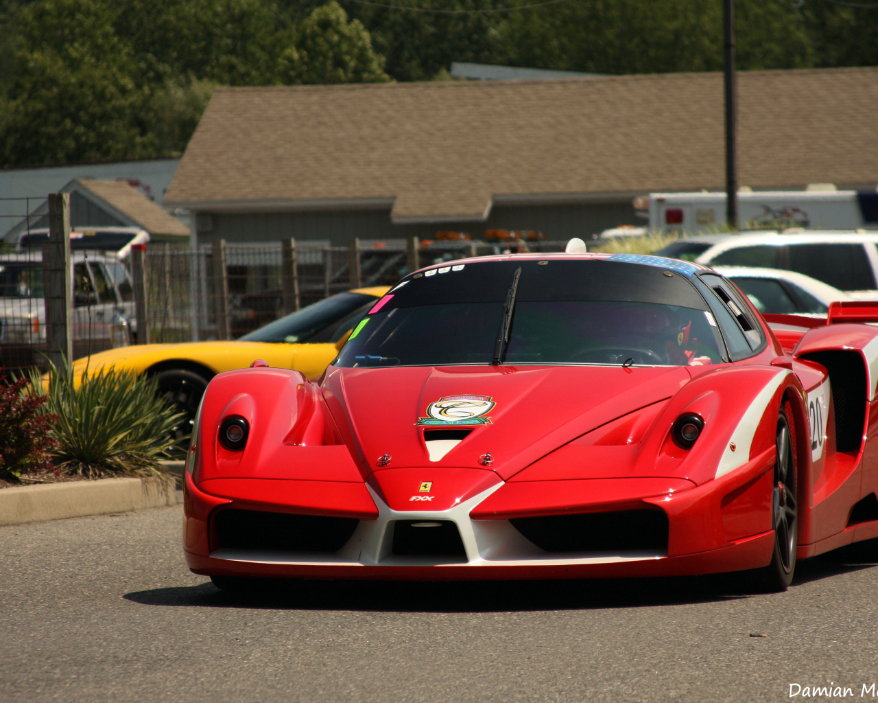 Красный Ferrari FXX