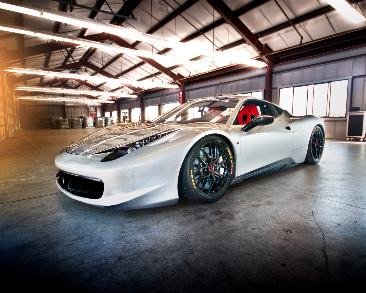 Белый Ferrari 430 Scuderia