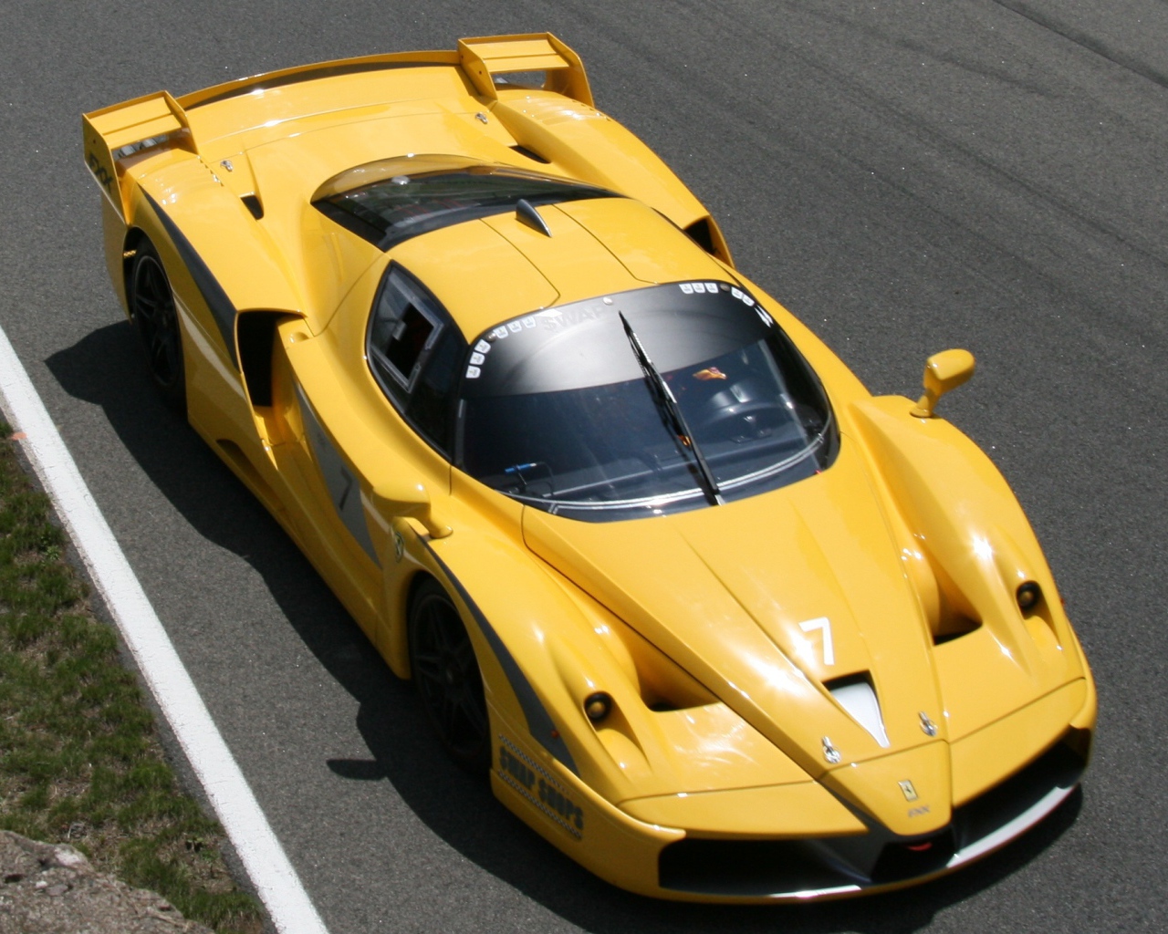 Желтый Ferrari FXX