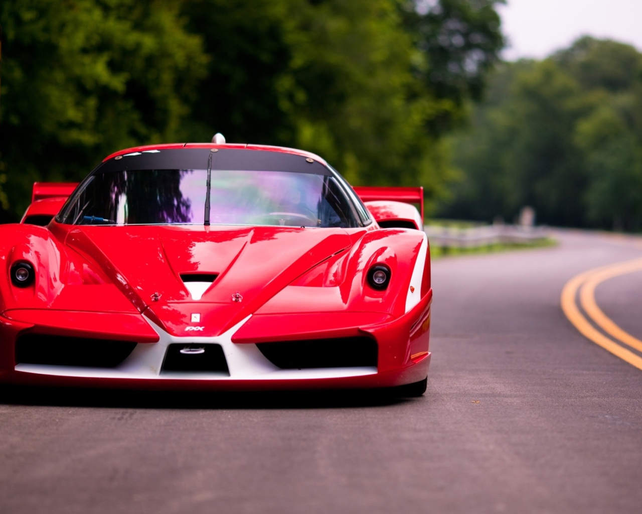 Красный суперкар Феррари