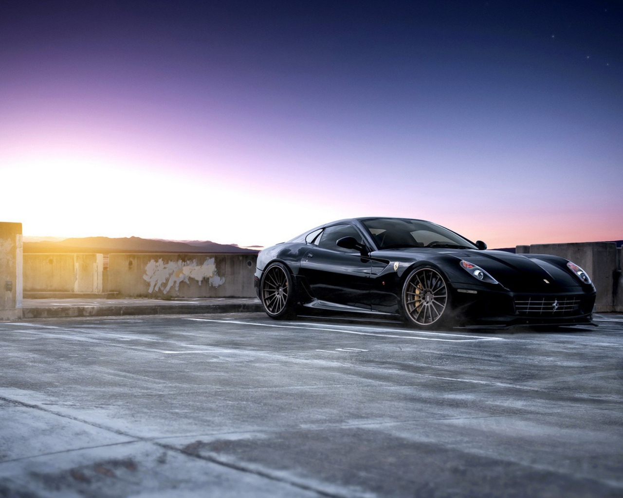 Черный феррари на стоянке