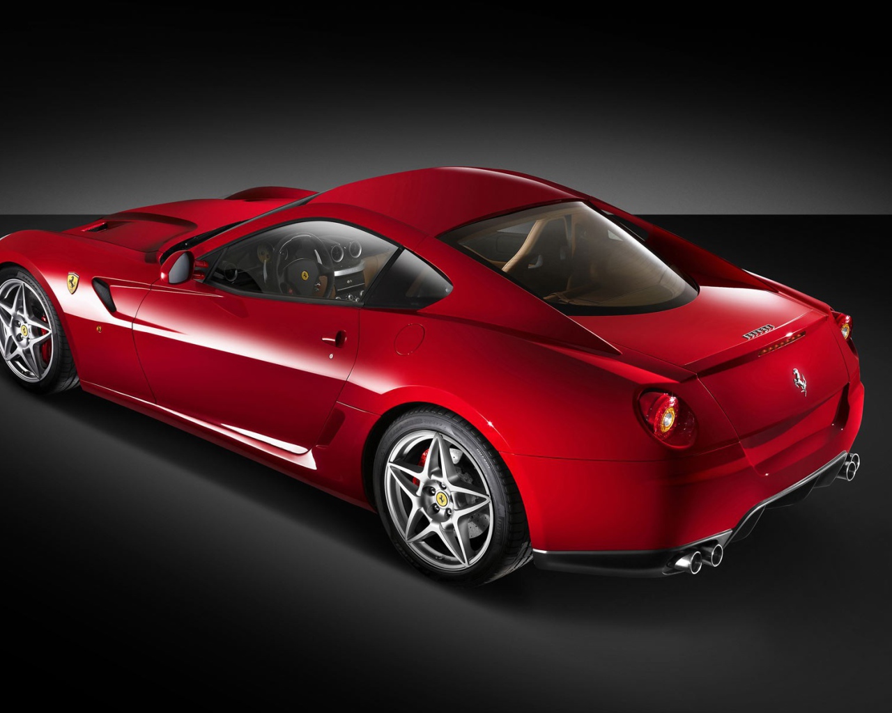 Красный спортивный Феррари