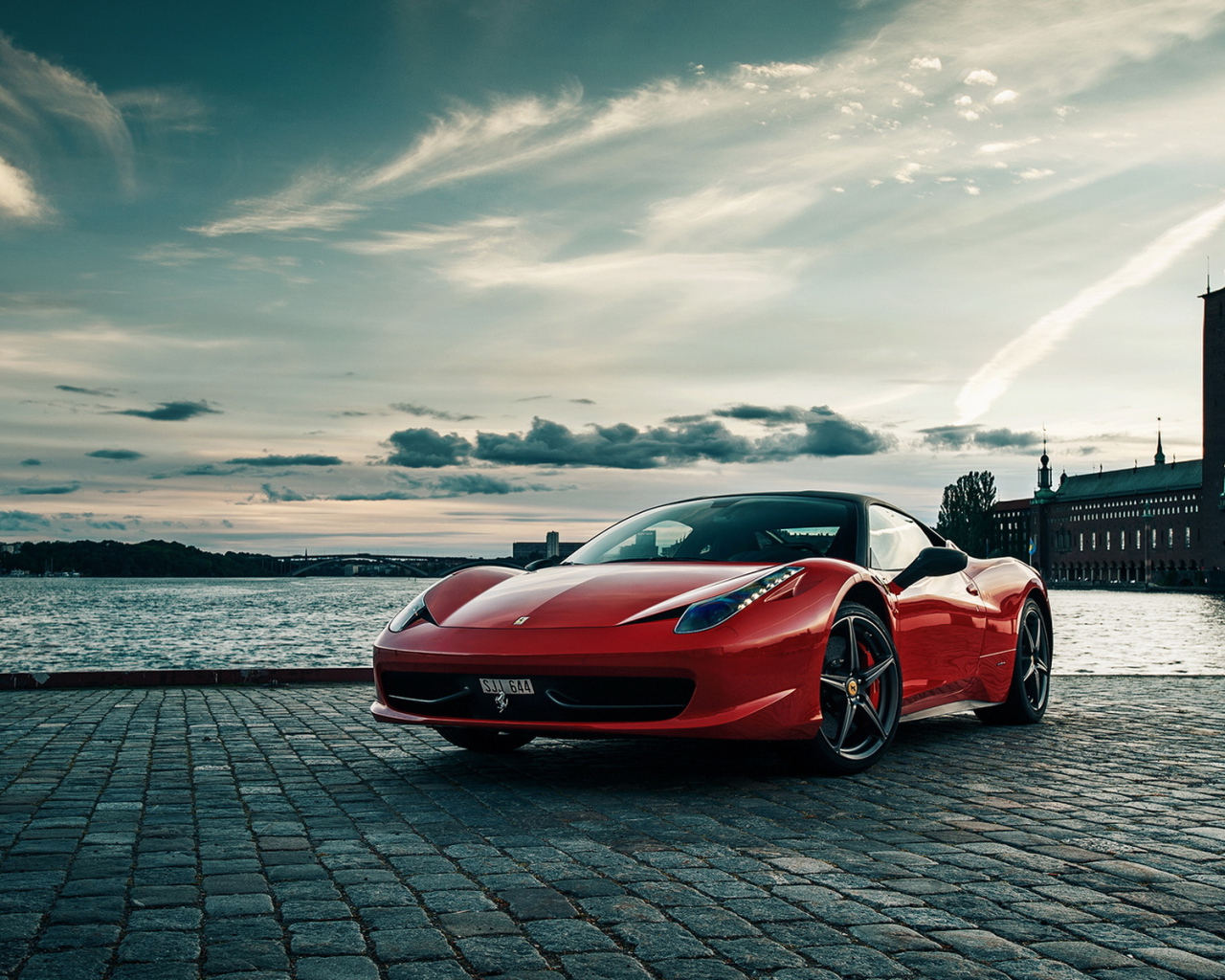 Красный феррари на набережной