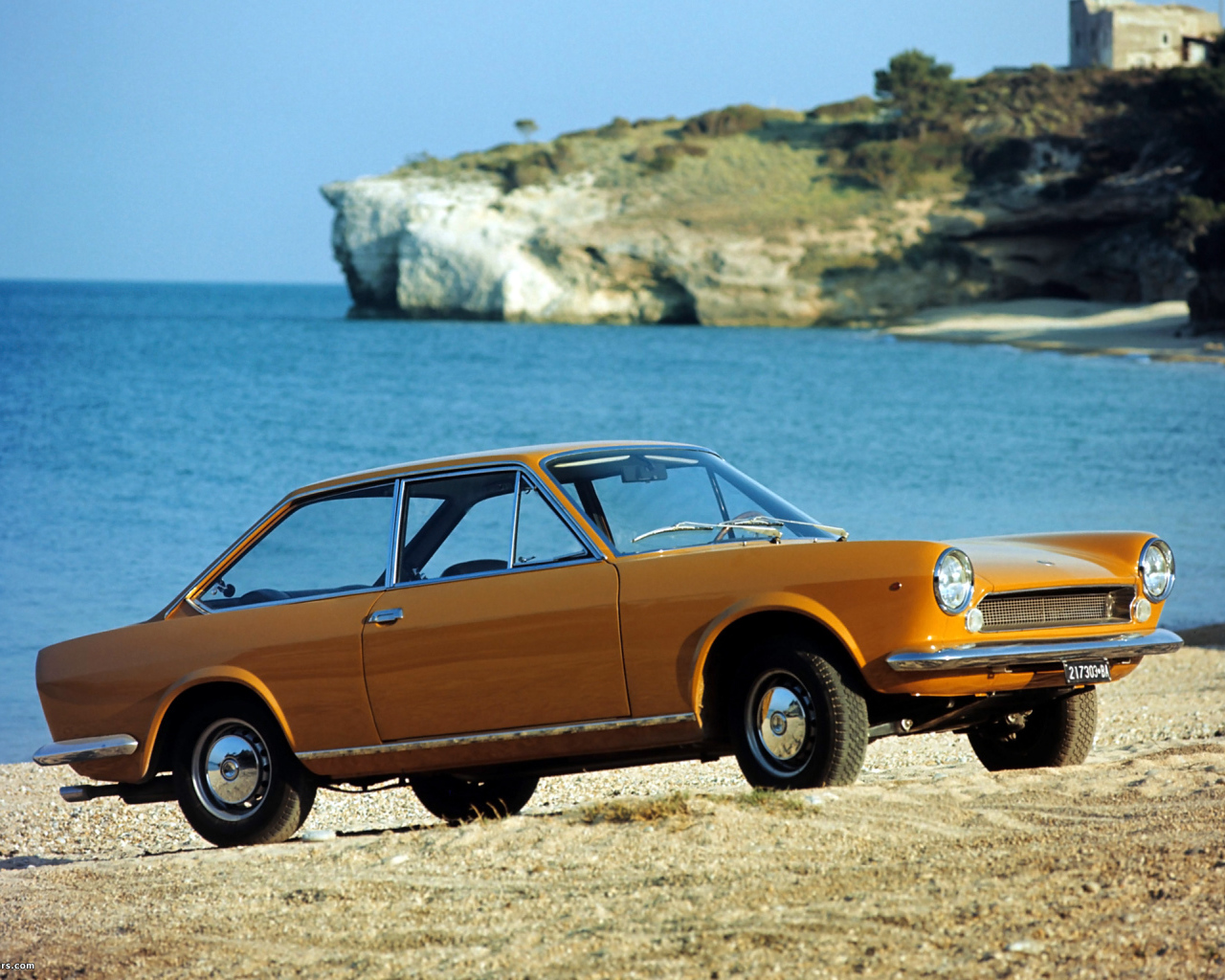 Красивый автомобиль Fiat 124 в Москве