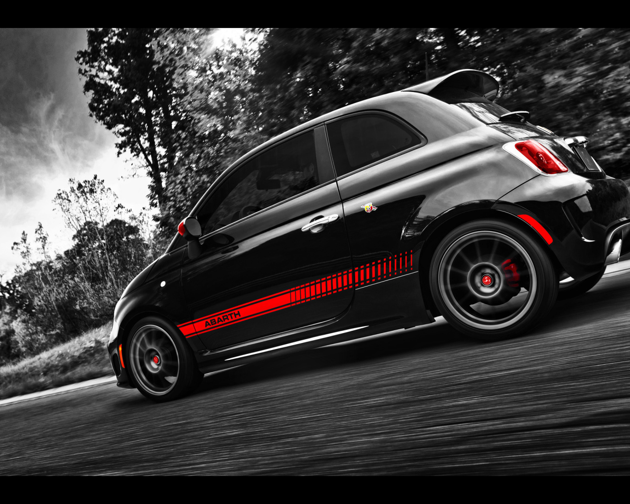 Красивый автомобиль Fiat 500 в Москве