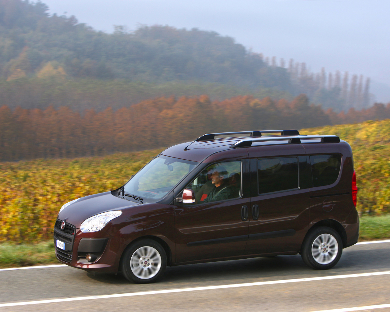 Красивый автомобиль Fiat Doblo в Москве