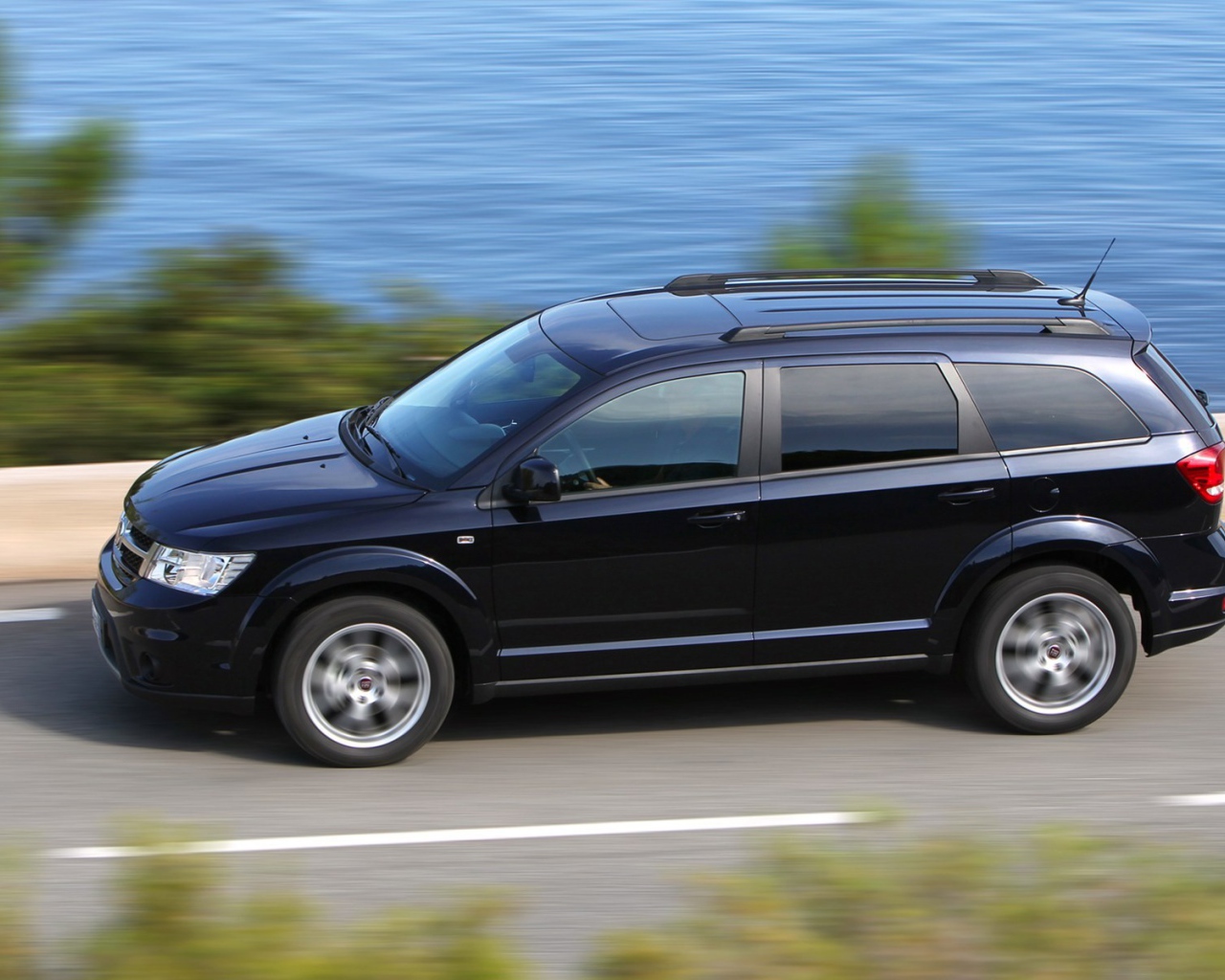 Красивый автомобиль Fiat Freemont