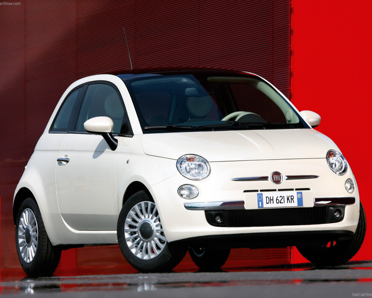 Автомобиль марки Fiat модели 500