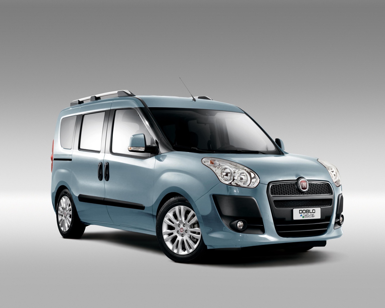 Автомобиль Fiat Doblo на дороге