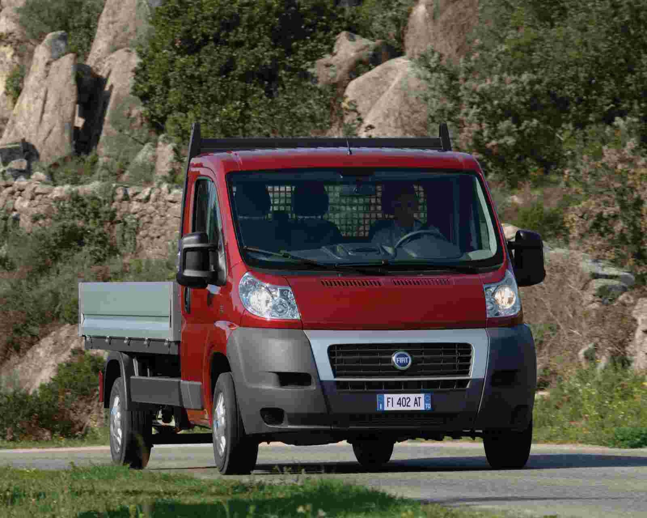 Автомобиль Fiat Ducato на дороге