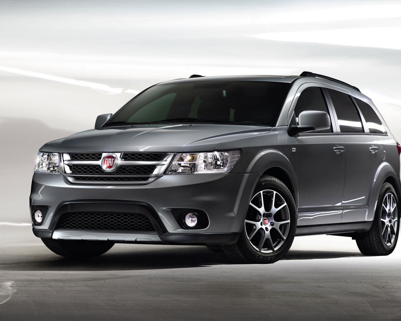 Автомобиль Fiat Freemont на дороге