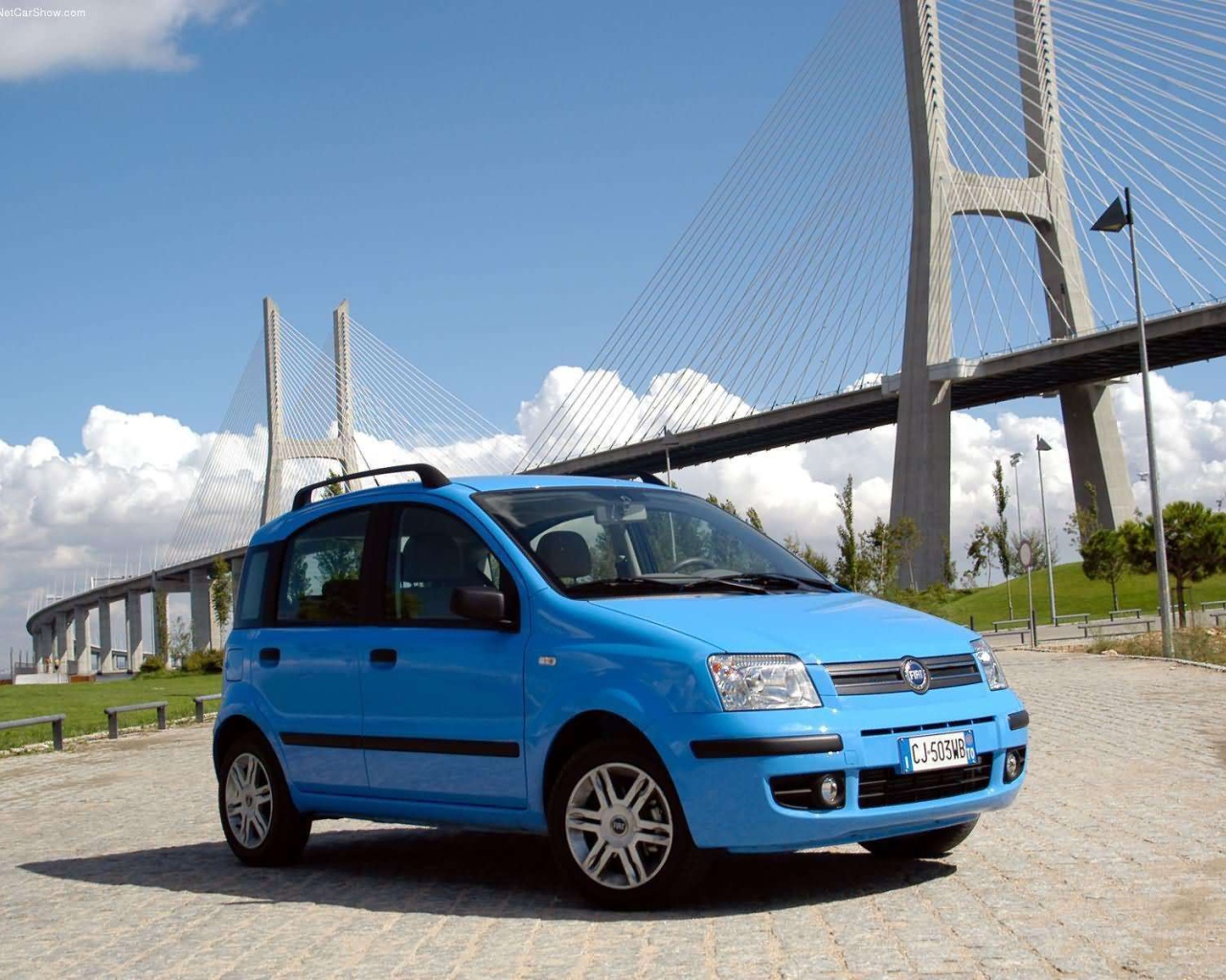 Автомобиль Fiat Panda на дороге