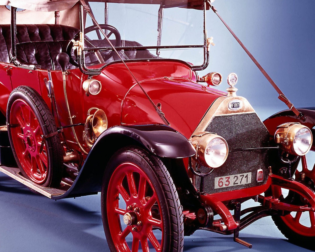 Старинный красный Фиат