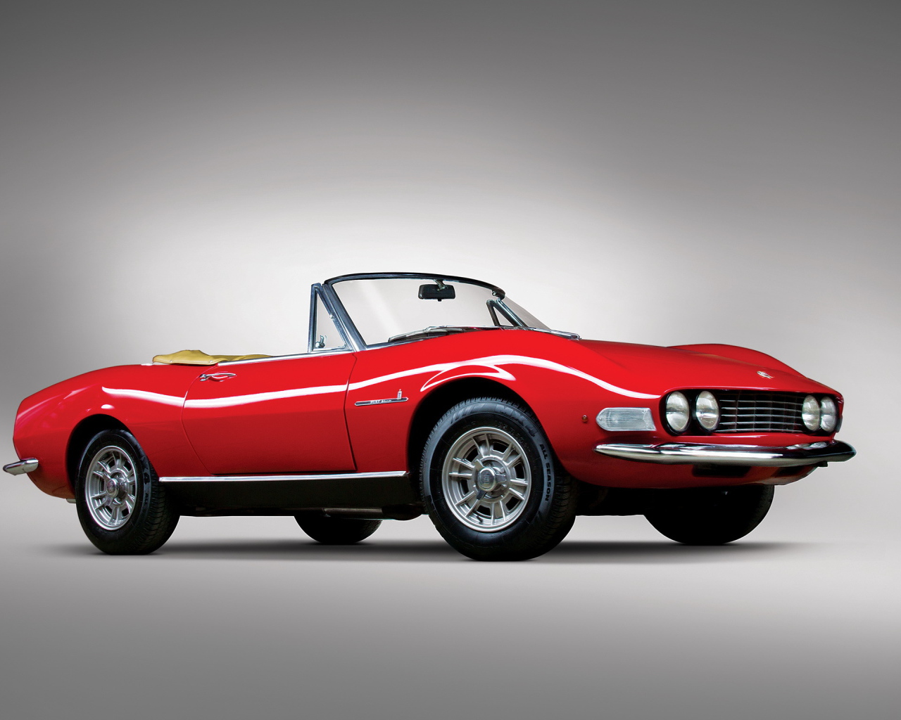 Автомобиль Fiat 124 на дороге