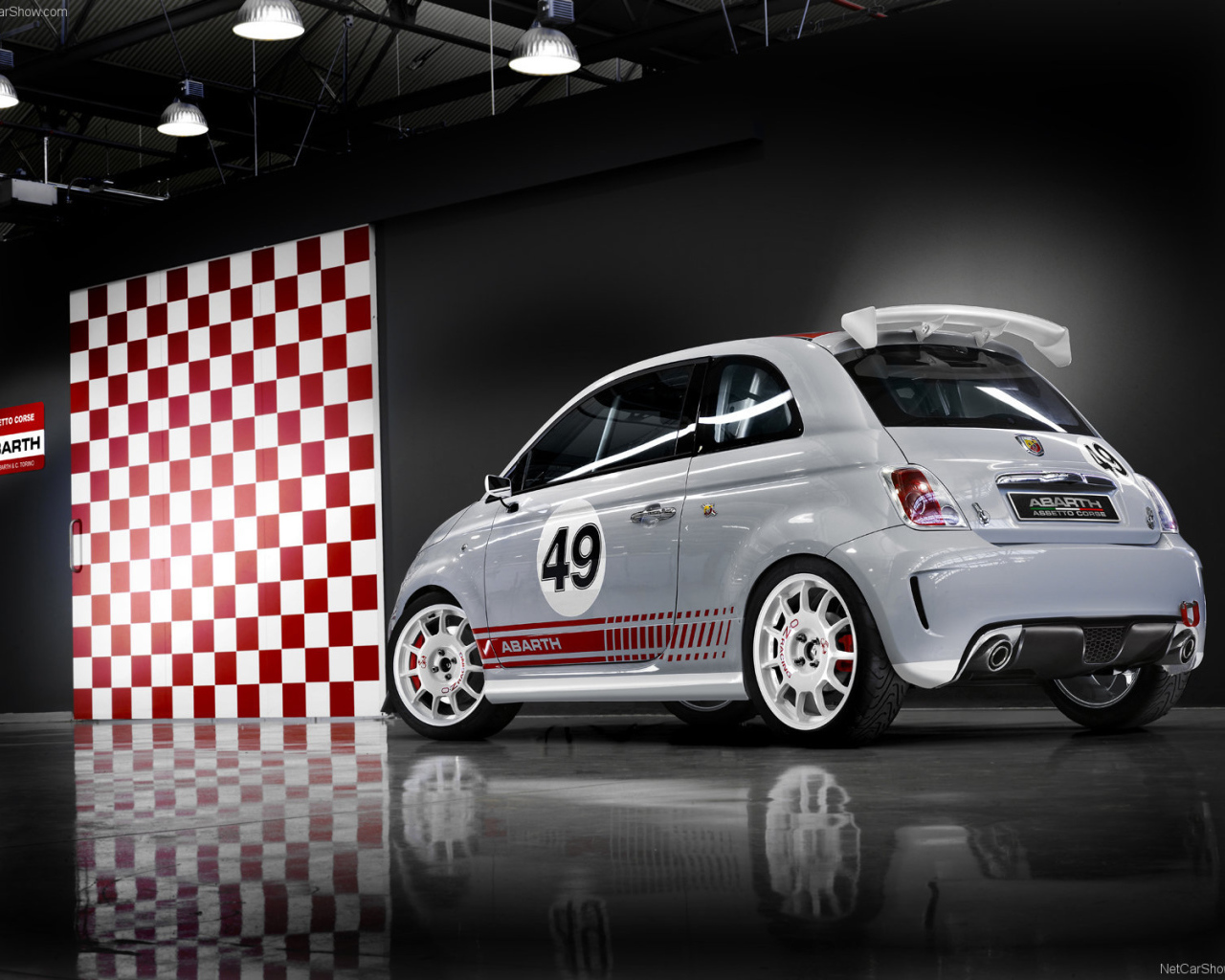 Автомобиль Fiat 500 на дороге