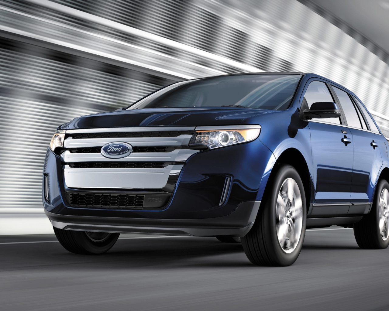 Автомобиль Ford Edge 2014 на дороге
