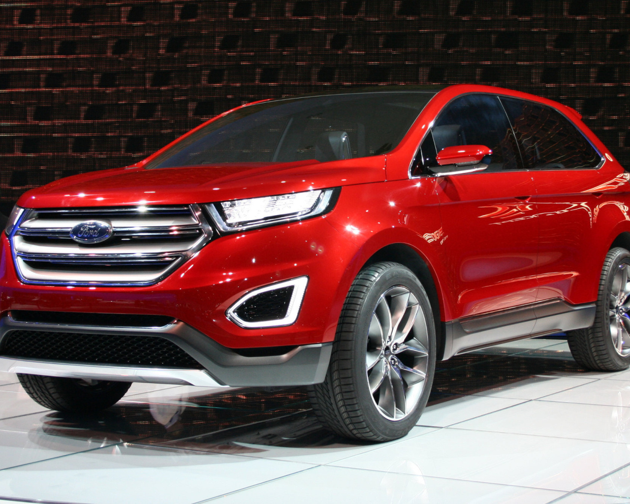 Красивый автомобиль Ford Edge 2014