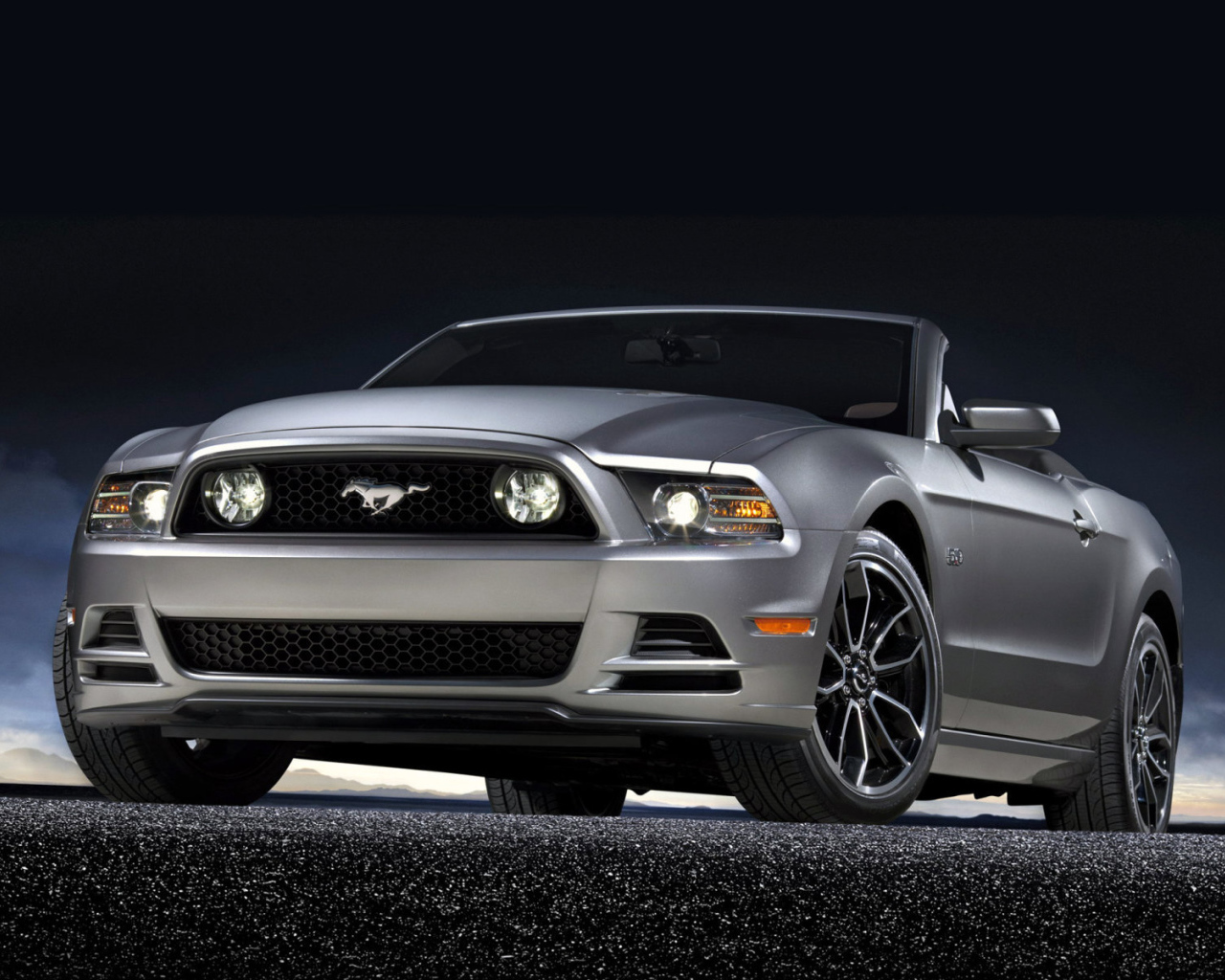 Красивый автомобиль Mustang 2014 года