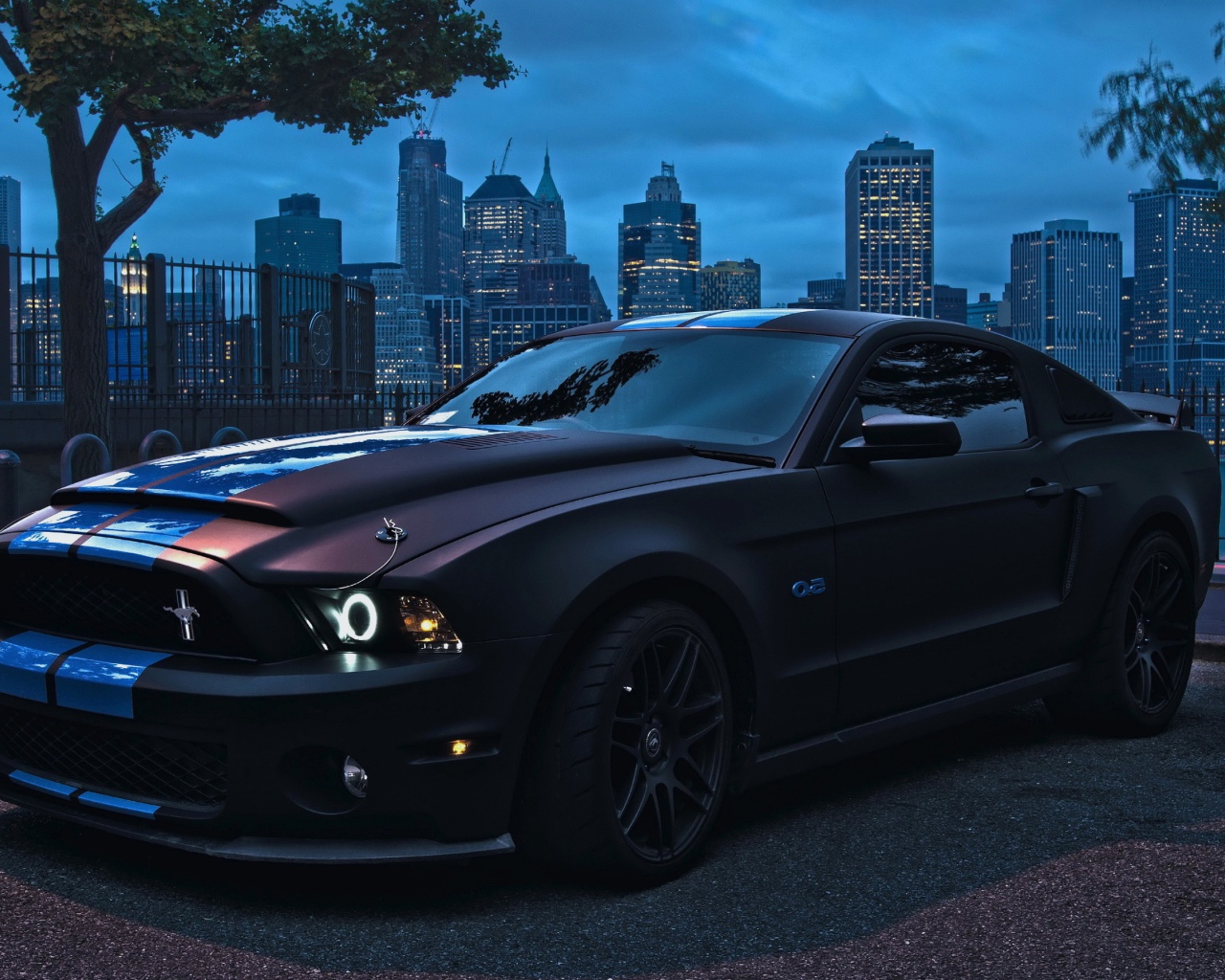 Автомобиль марки Ford модели Mustang 2014 года