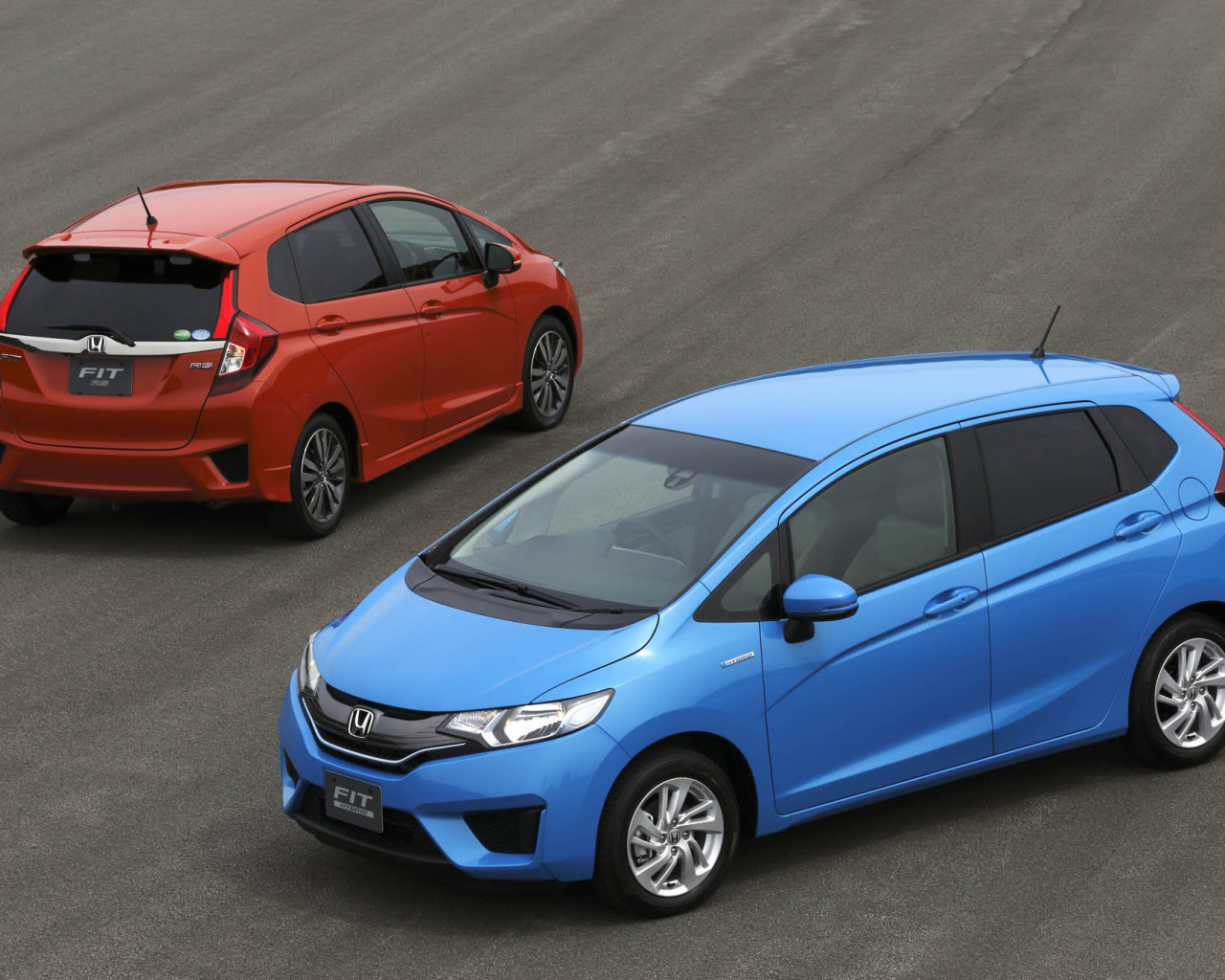 Автомобиль Honda Fit 2014 на дороге