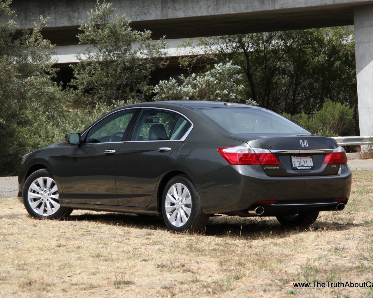 Красивый автомобиль Honda Accord 2013