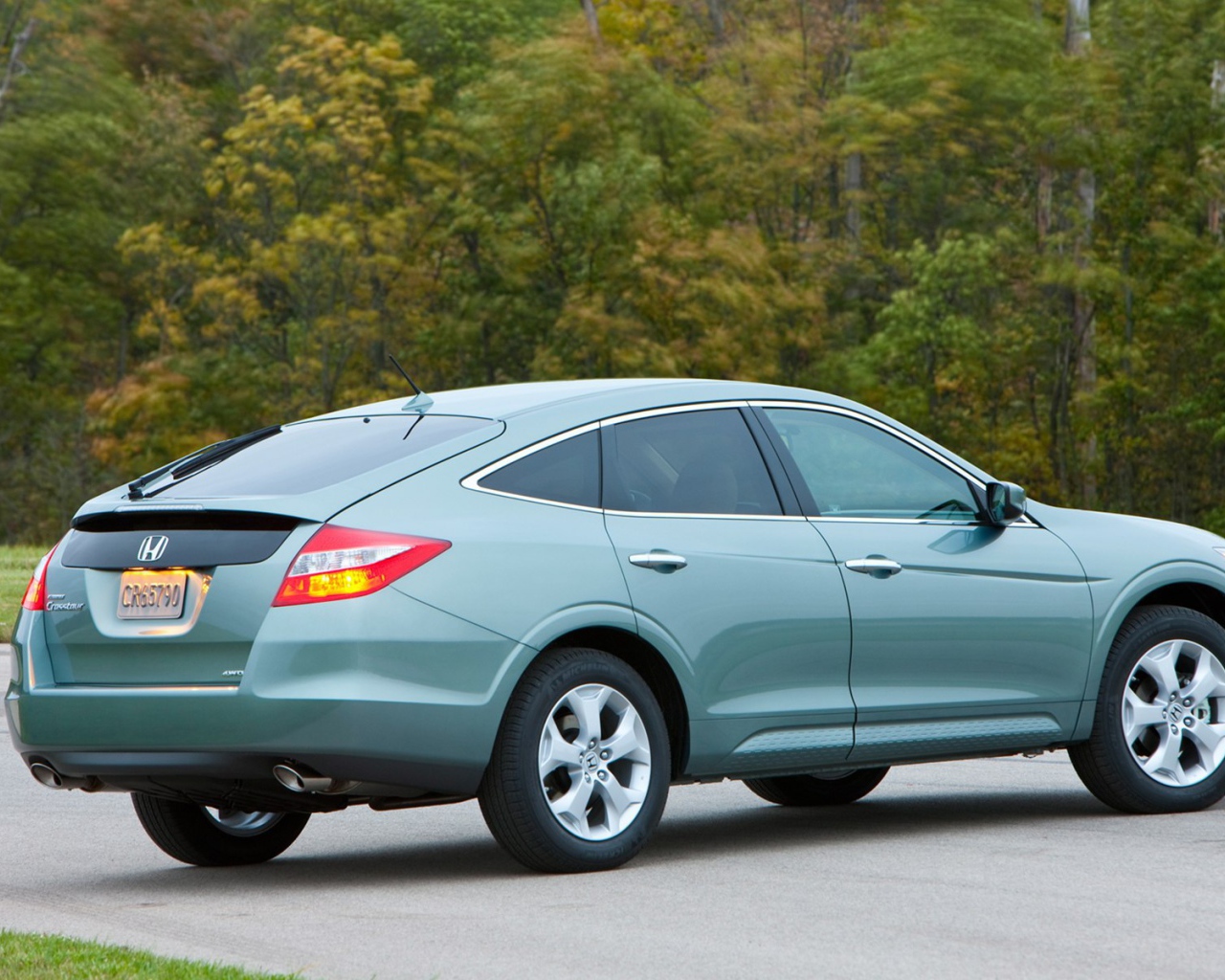 Красивый автомобиль Honda Crosstour