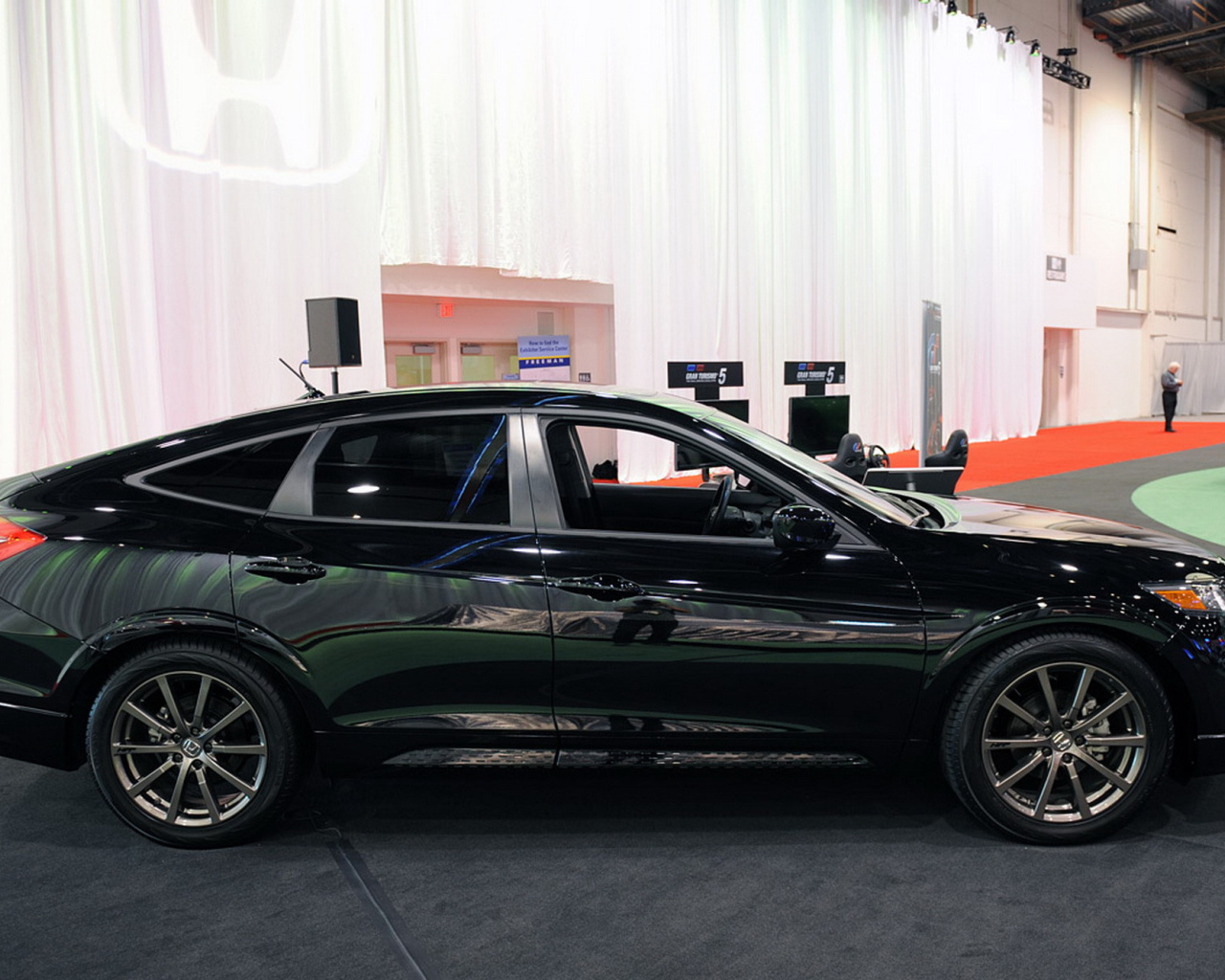 Красивый автомобиль Honda Crosstour в Москве