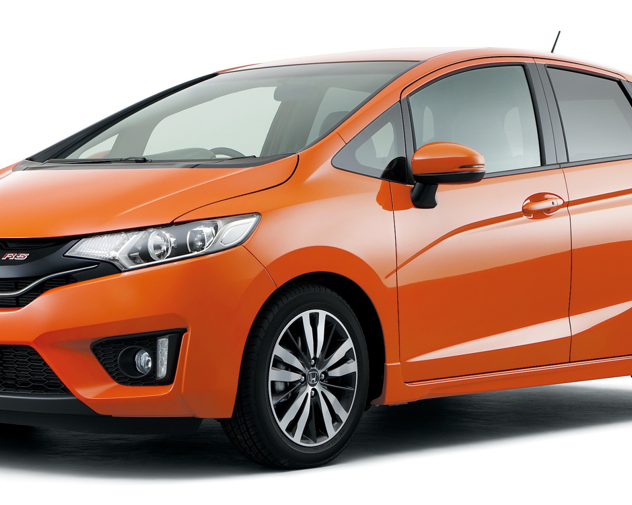 Красивый автомобиль Honda Fit 2014
