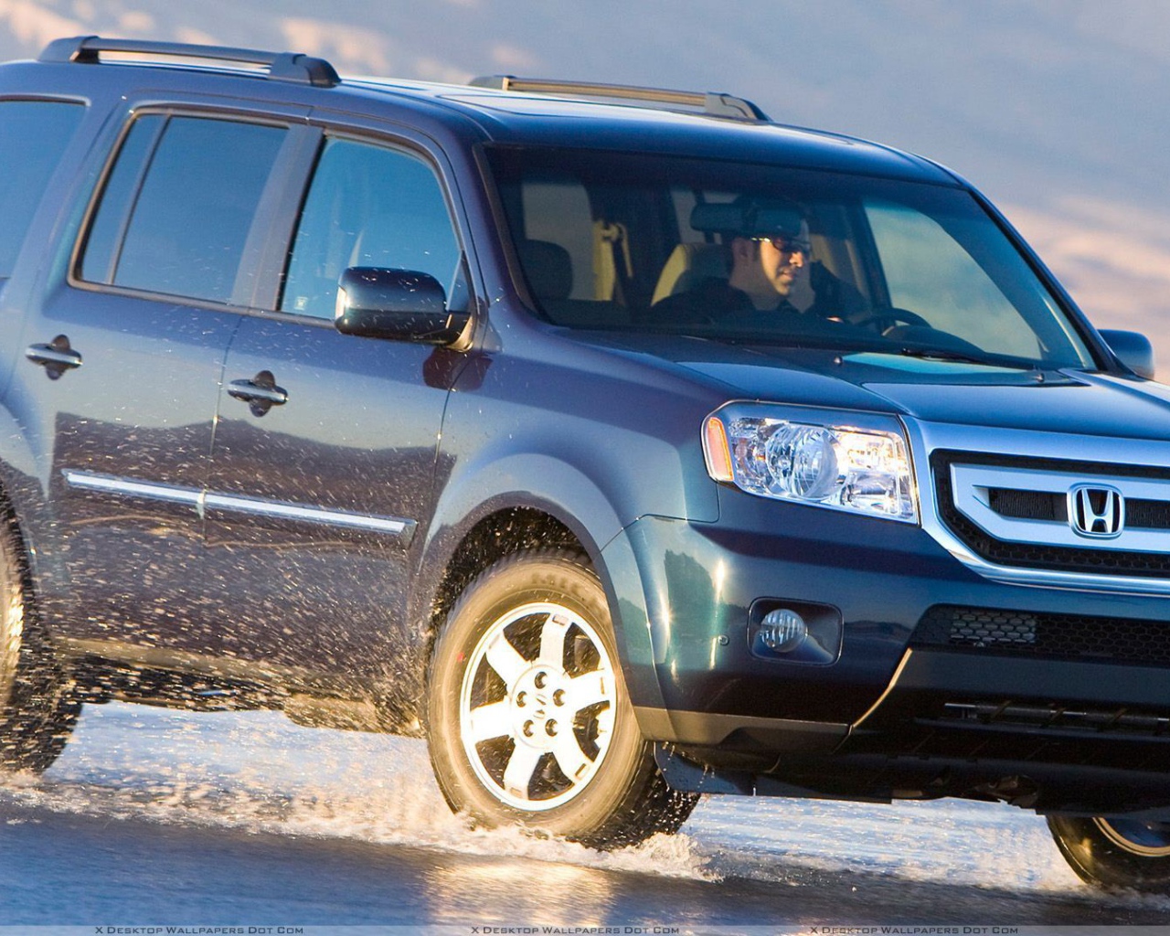 Красивый автомобиль Honda Pilot