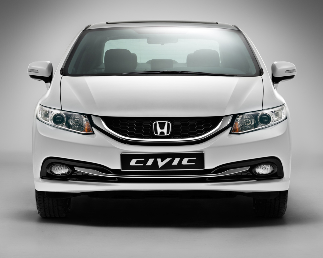 Автомобиль Honda Civic 4D на дороге