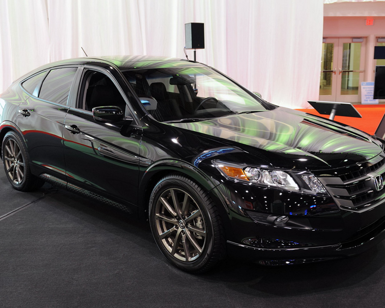 Автомобиль марки Honda модели Crosstour