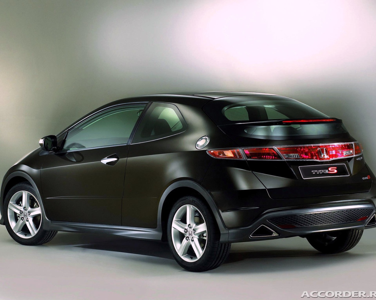 Автомобиль Honda Civic 5D на дороге