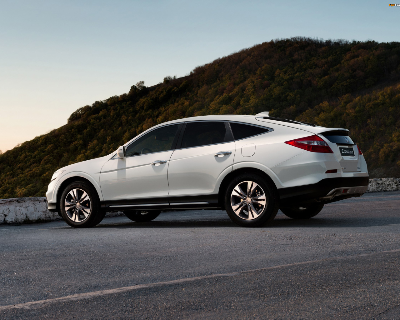 Автомобиль Honda Crosstour на дороге