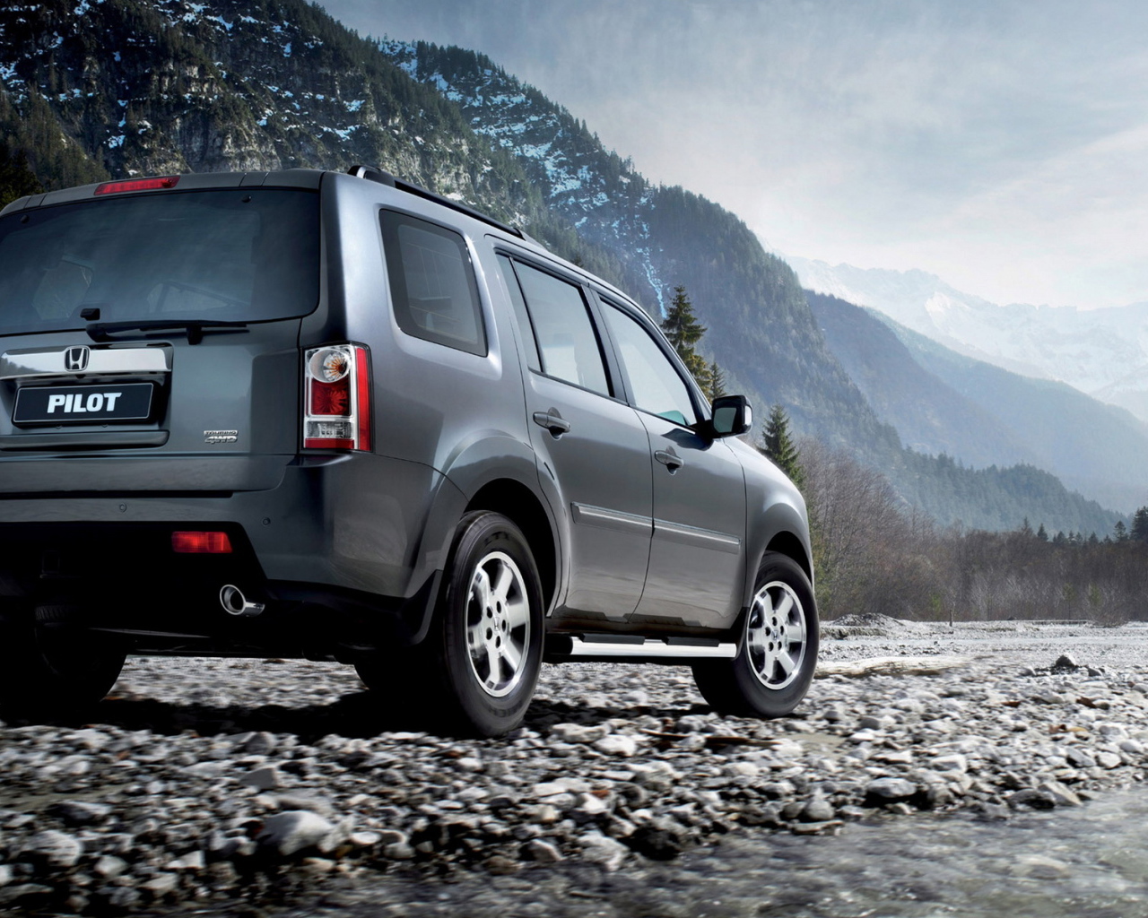 Автомобиль Honda Pilot на дороге