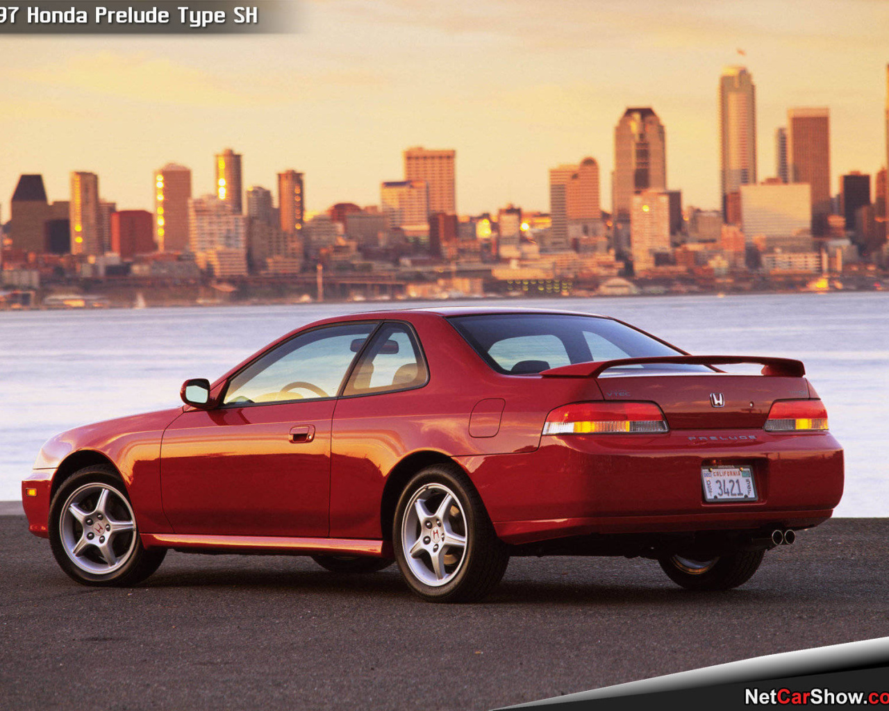 Автомобиль Honda Prelude club на дороге