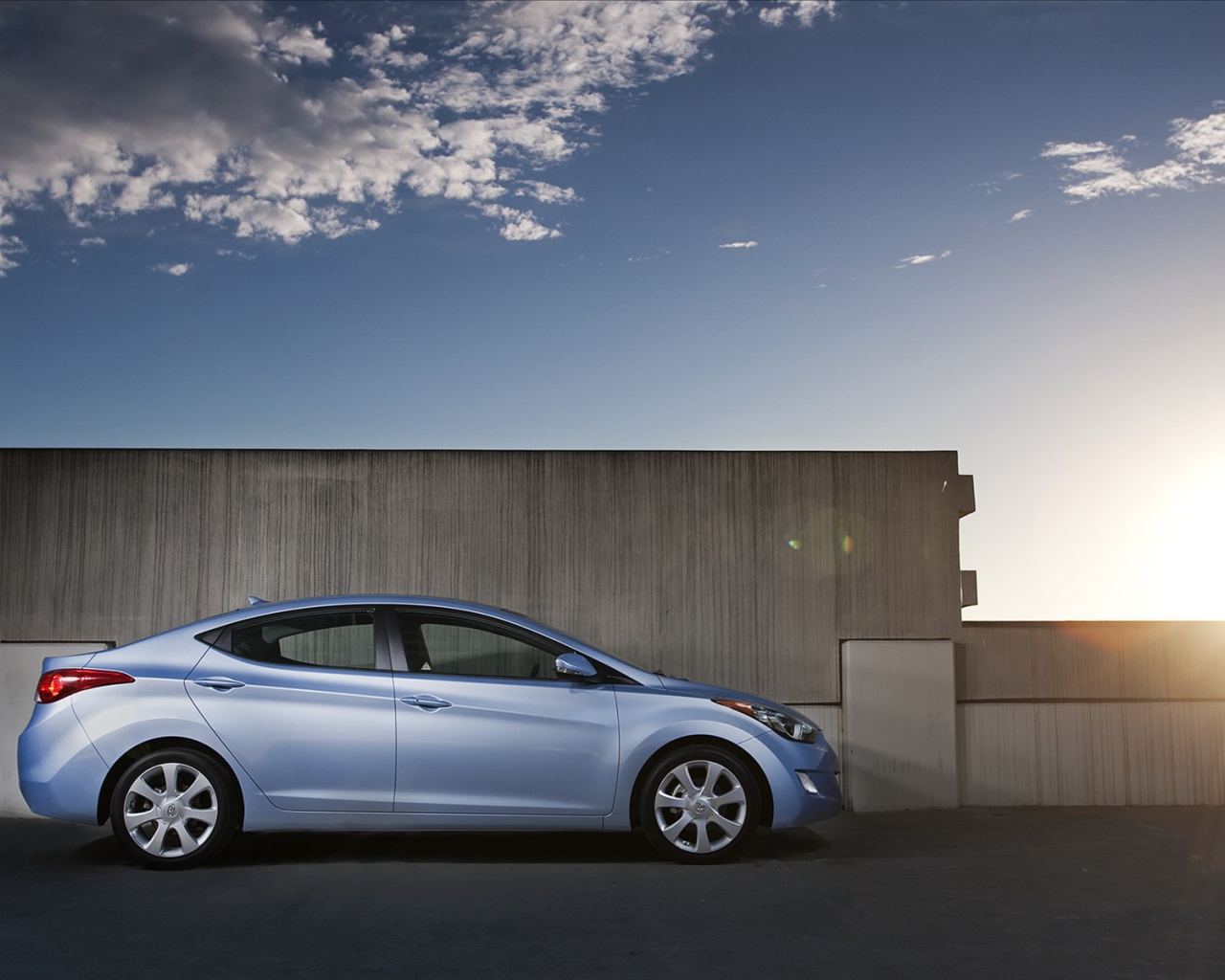 Автомобиль Hyundai Elantra на дороге