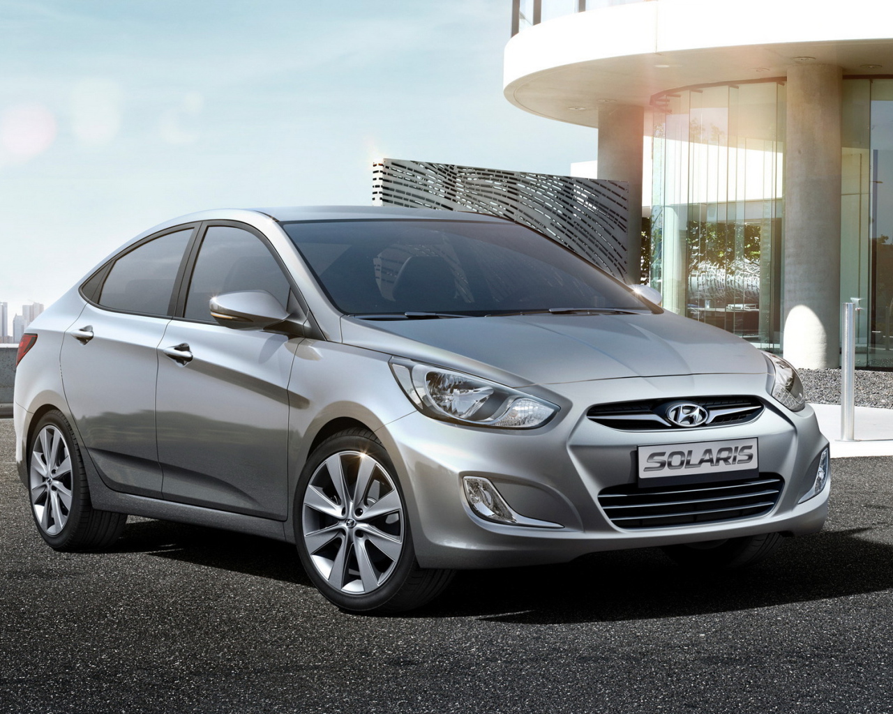 Автомобиль Hyundai Solaris на дороге