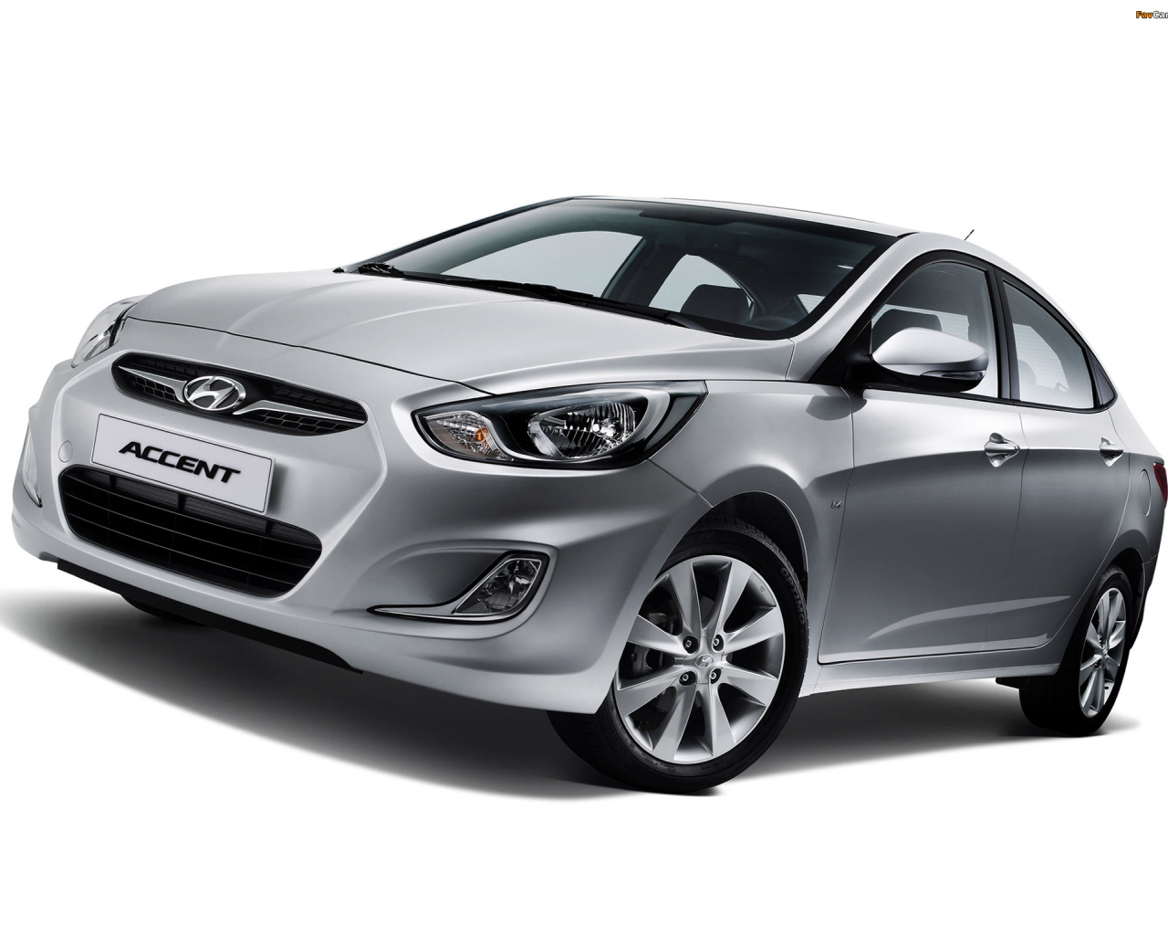 Автомобиль Hyundai Accent на дороге