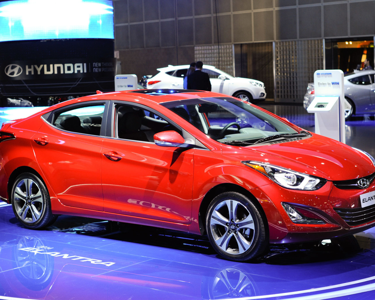 Автомобиль Hyundai Elantra 2014 на дороге