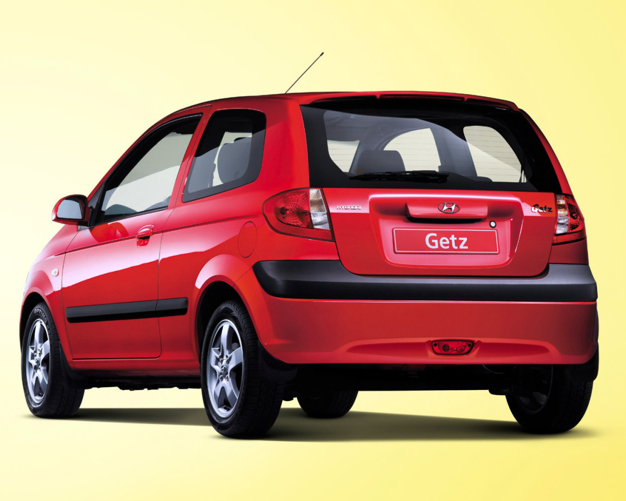  Автомобиль Hyundai Getz на дороге