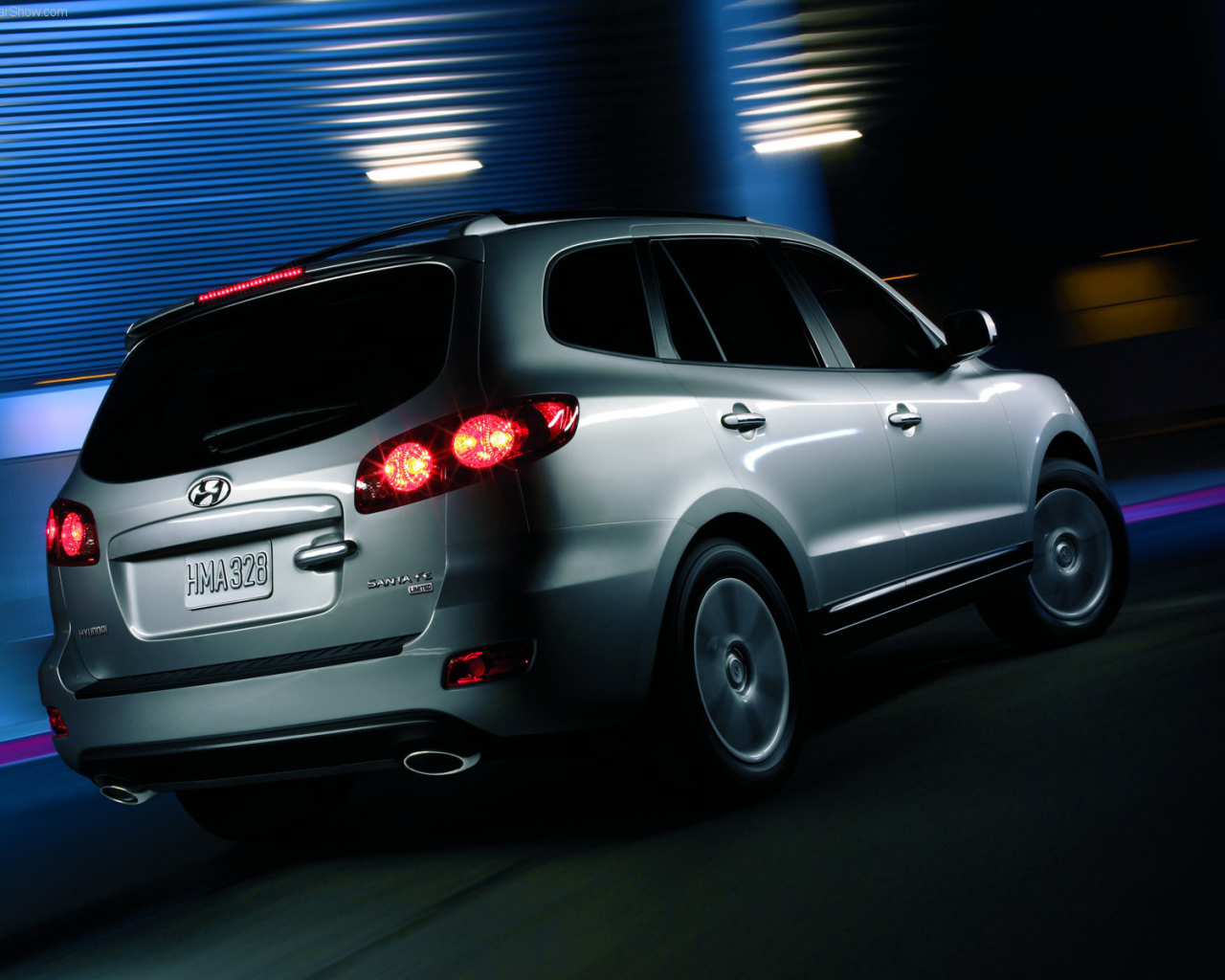 Автомобиль Hyundai Santa fe на дороге