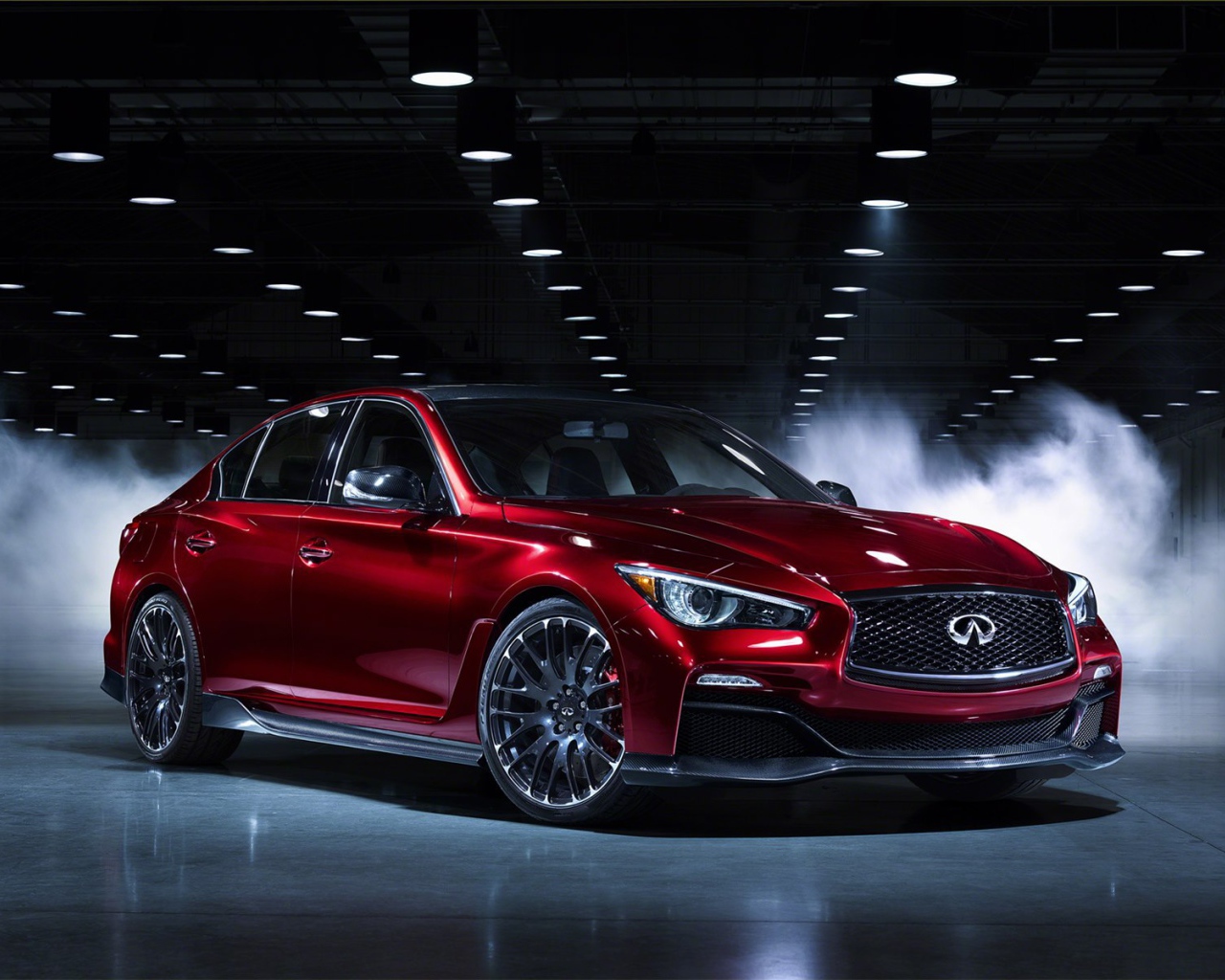 Красивый автомобиль Infiniti Q50 2014 года